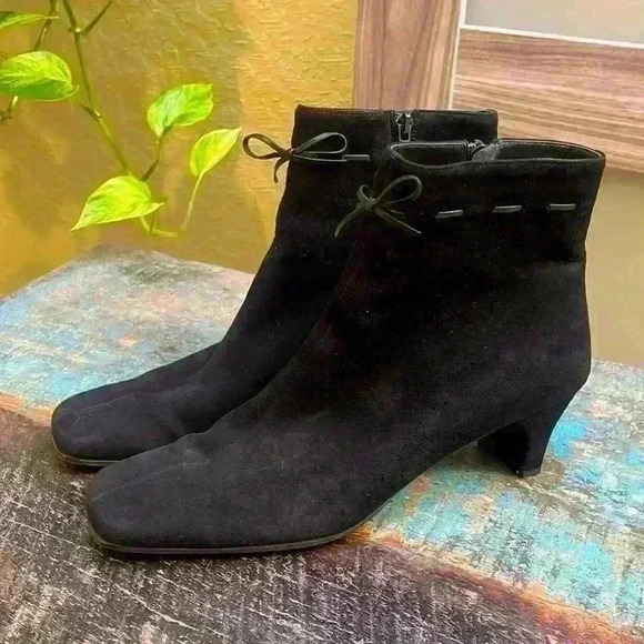 Salvatore Ferragamo beautiful booties with leather bow size 8 🖤